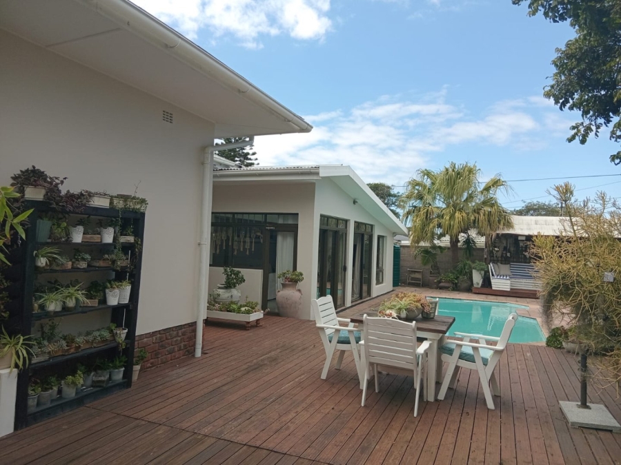 6 Bedroom Property for Sale in Gonubie Eastern Cape